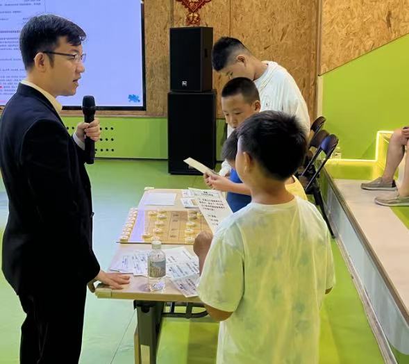 景逸策略 象棋大师分享学棋故事 “传棋广艺家”象棋冠军公益交流活动举办